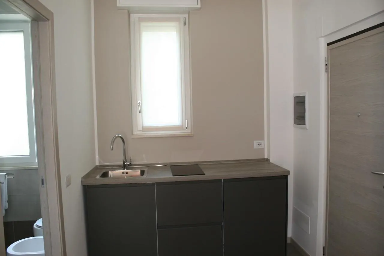 Parea House 3 Apartman Milánó 0*,
